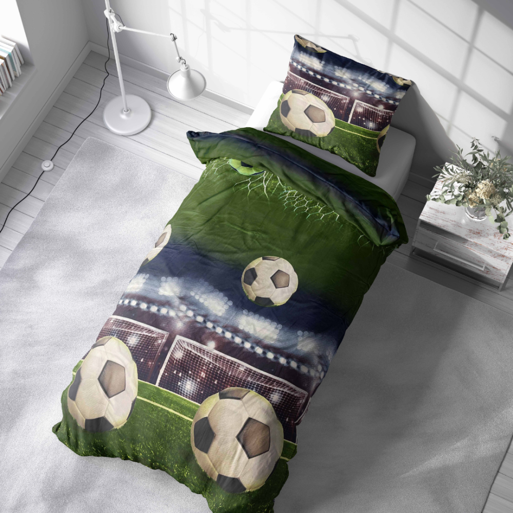 Gultas veļas komplekts "Ultimate Goal". Bērnu gultas veļa, 140x200 cm. Futbola tēma ar spilgti zaļu fonu, baltām bumbām un vārtiem, lieliski piemērota jauniešiem.
