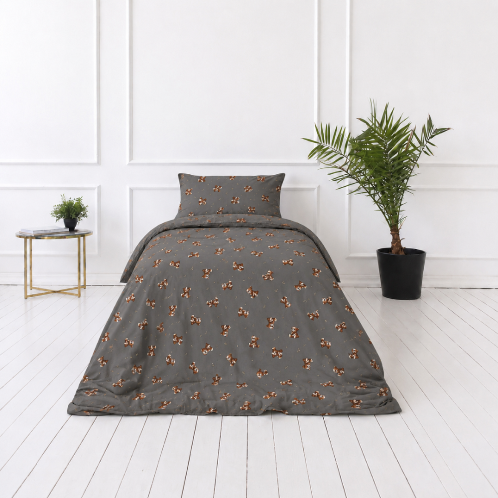 Bērnu gultas veļas komplekts „Bear“. Flaneļa gultas veļa, 100x140 cm, 140x200 cm, 150x200 cm, 160x200 cm. Tumšs pelēkbrūns gultas veļas komplekts ar lācīšu motīviem Bērnu gultas veļas komplekts „Bear“. Flaneļa gultas veļa, 100x140 cm, 140x200 cm, 150x200 cm, 160x200 cm. Tumšs pelēkbrūns gultas veļas komplekts ar lācīšu motīviem