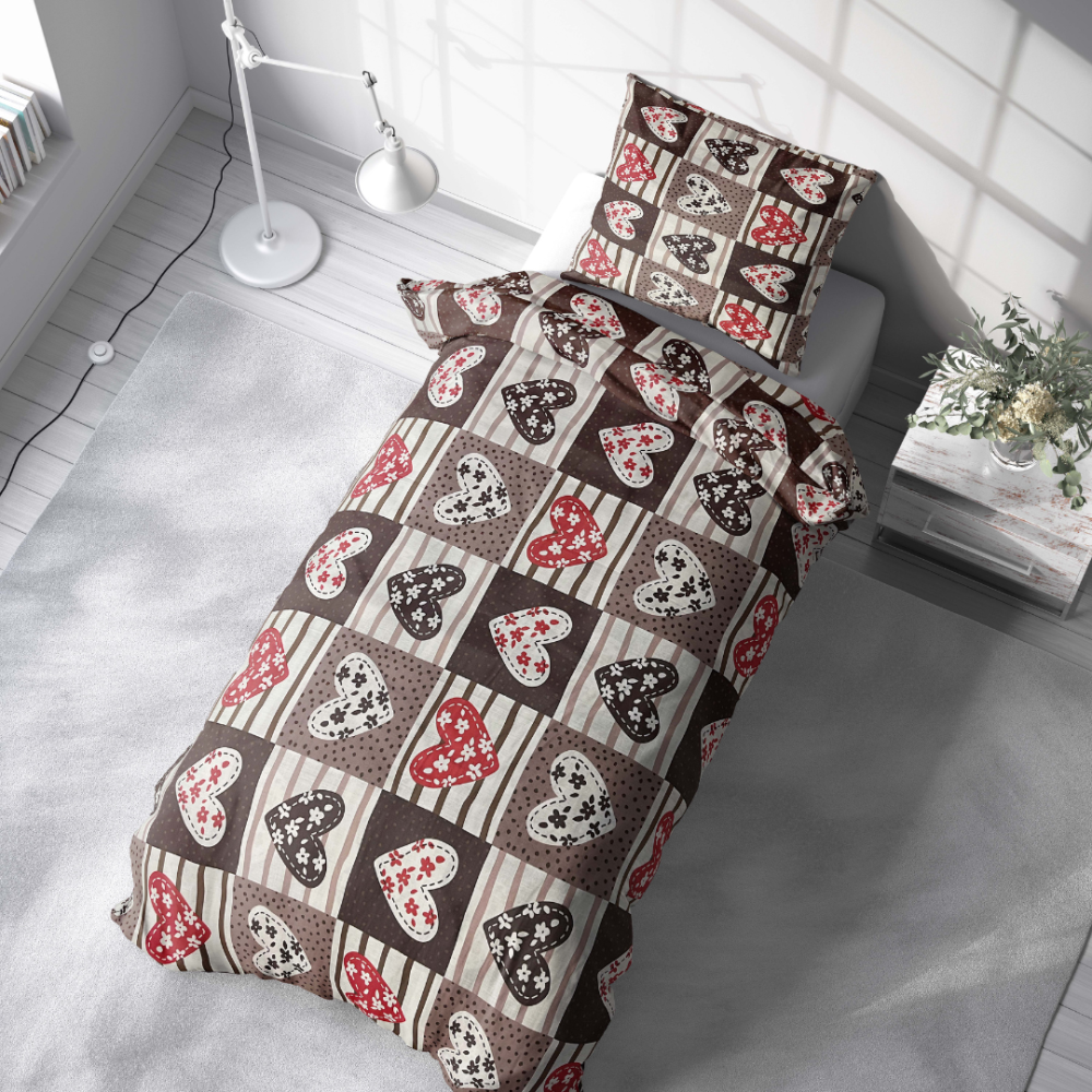 Zīdaiņu gultas veļa „Brown love tiles“. Zīdaiņu gultas veļa, 100x140 cm. Mīksts un stilīgs gultas veļas komplekts ar ziedu sirds un svītru rakstu, radot mājīgu un aicinošu atmosfēru jūsu guļamistabā.