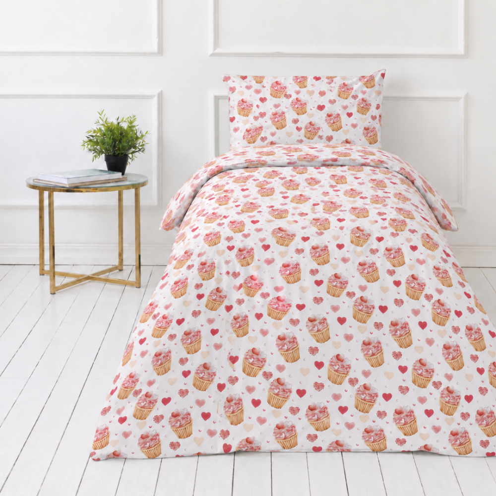Bērnu gultas veļas komplekts „Muffins“. Flaneļa gultas veļa, 100x140 cm, 140x200 cm, 150x200 cm, 160x200 cm. Balts gultas veļas komplekts ar rozā kēksiņiem un krāsainām sirsniņām Bērnu gultas veļas komplekts „Muffins“. Flaneļa gultas veļa, 100x140 cm, 140x200 cm, 150x200 cm, 160x200 cm. Balts gultas veļas komplekts ar rozā kēksiņiem un krāsainām sirsniņām