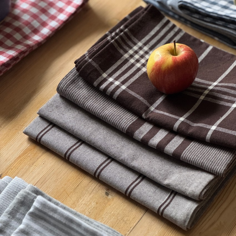 Virtuves dvieļi „Urban Kitchen Towel“. Virtuves dvieļi. Virtuves dvielis ar pelēku pamatni un brūnām līnijām Virtuves dvieļi „Urban Kitchen Towel“. Virtuves dvieļi. Virtuves dvielis ar pelēku pamatni un brūnām līnijām