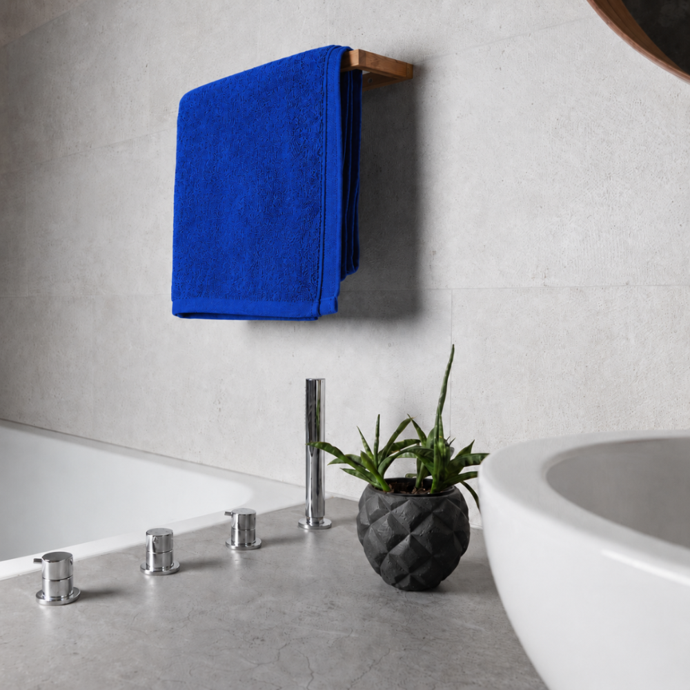 Vannas dvielis „Dark blue towel“, 70x140 cm. Zils dvielis ar gludu minimālistisku dizainu Vannas dvielis „Dark blue towel“, 70x140 cm. Zils dvielis ar gludu minimālistisku dizainu