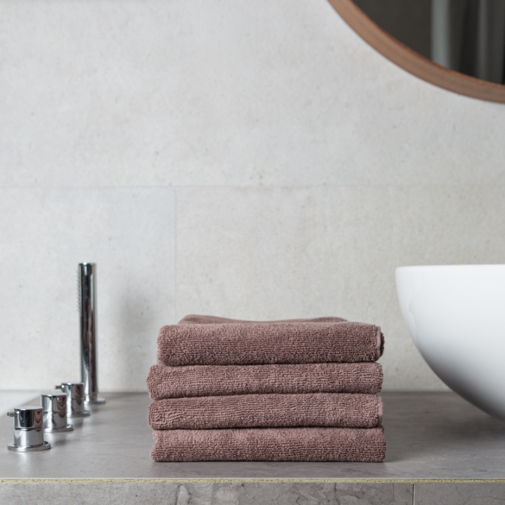 Vannas dvielis „Light Brown towel“, 70x140 cm. Brūngani pelēks dvielis ar minimālistisku vienkrāsainu dizainu Vannas dvielis „Light Brown towel“, 70x140 cm. Brūngani pelēks dvielis ar minimālistisku vienkrāsainu dizainu