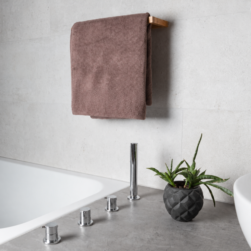 Vannas dvielis „Light Brown towel“, 70x140 cm. Salocīts dvielis pelēcīgi brūnā tonī Vannas dvielis „Light Brown towel“, 70x140 cm. Salocīts dvielis pelēcīgi brūnā tonī