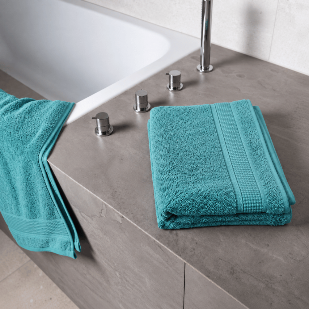 Vannas dvielis „Royal Turquoise towel“, 70x140 cm. Tirkīza toņa vannas dvielis ar teksturētu virsmu un apmali.