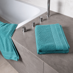 Vannas dvielis „Royal Turquoise towel“, 70x140 cm. Tirkīza toņa vannas dvielis ar teksturētu virsmu un apmali.