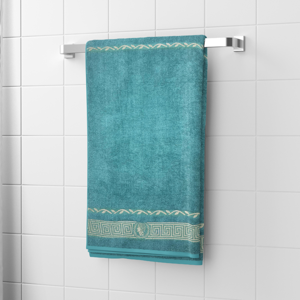 Vannas dvielis „Seafoam olympian“. Dvieļi, 70x140 cm. Tirkīza dvielis ar grieķisku zelta ornamentu apakšā