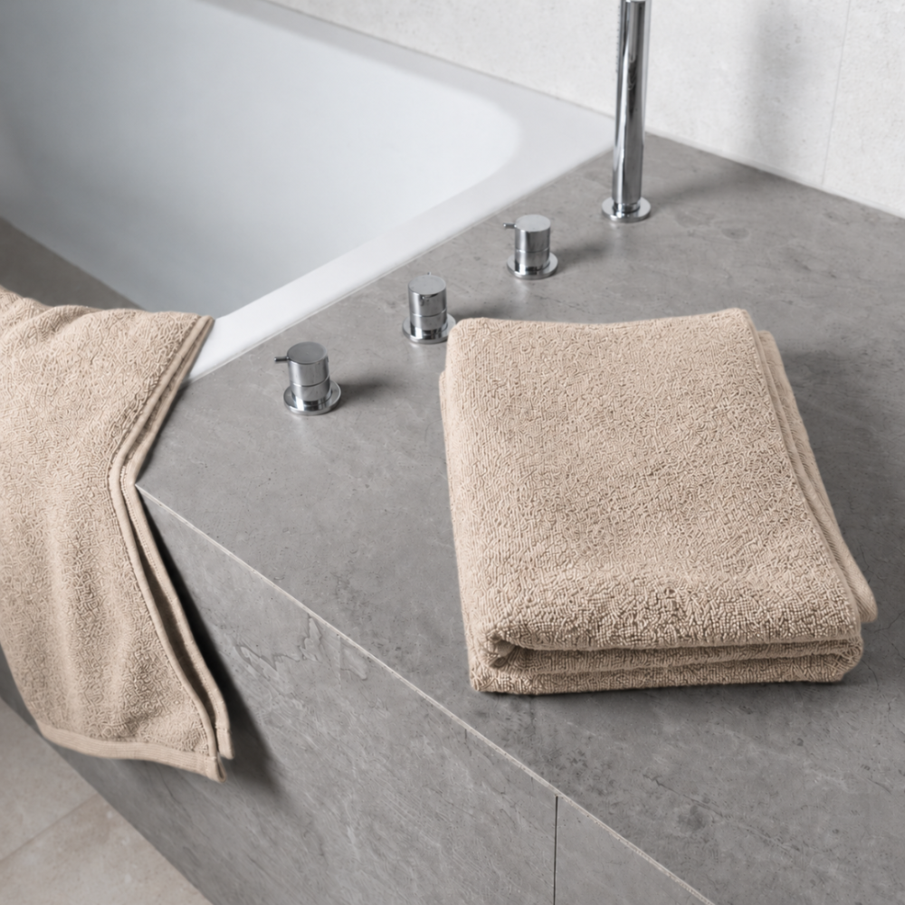 Vannas dvielis „Toffee towel“, 70x140 cm. Salocīts dvielis krēmīgi smilškrāsas tonī Vannas dvielis „Toffee towel“, 70x140 cm. Salocīts dvielis krēmīgi smilškrāsas tonī